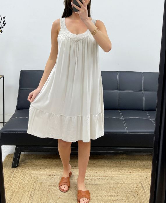 AUSGESTELLTES KLEID MIT DURCHBROCHENEM AUSSCHNITT PE1147 BEIGE