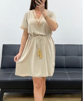 KLEID MIT AUSGEFALLENEM AUSSCHNITT + KRAWATTE PE2128 BEIGE