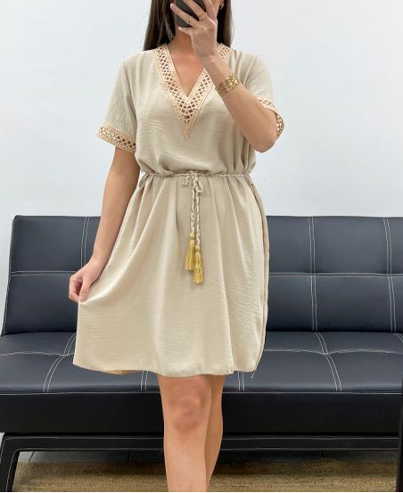 KLEID MIT AUSGEFALLENEM AUSSCHNITT + KRAWATTE PE2128 BEIGE