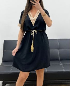 KLEID MIT AUSGEFALLENEM AUSSCHNITT + GLIED PE2128 SCHWARZ