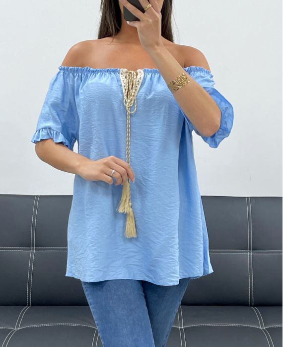 TOP SCOLLO ELASTICIZZATO PE2412 AZZURRO CIELO