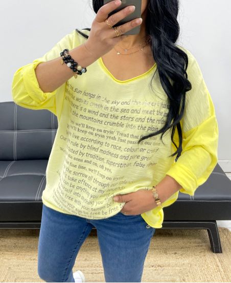 T-SHIRT UIT TWEE MATERIALEN MET GOUDEN OPSCHRIFTEN PE0798 GEEL