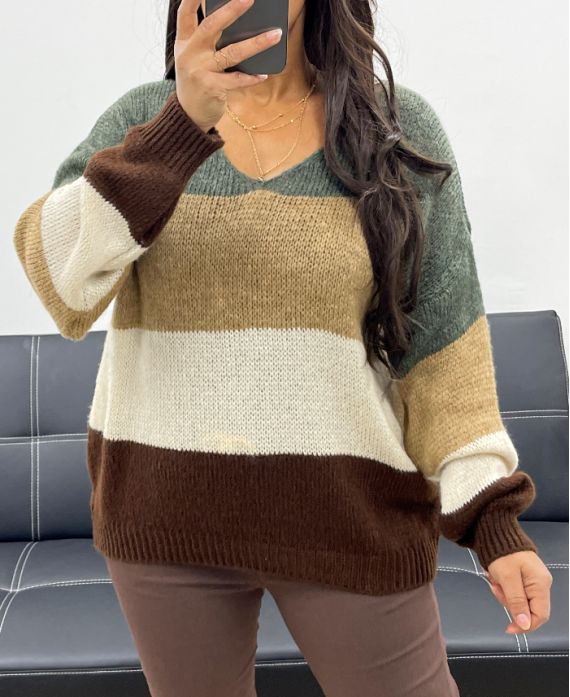 MIĘKKI WIELOKOLOROWY SWETER Z DEKOLTEM W SEREK AH255070 KHAKI