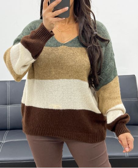 MIĘKKI WIELOKOLOROWY SWETER Z DEKOLTEM W SEREK AH255070 KHAKI