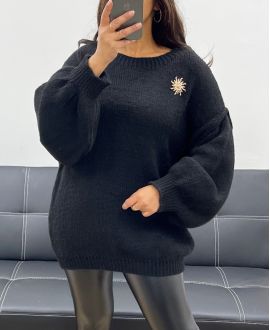 SWETER OVERSIZE Z BROSZKĄ ZE SŁOŃCEM AH255111