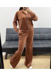 CONJUNTO CHALECO CON CAPUCHA + PANTALÓN DE 2 BOLSILLOS CON TERCIOPELO CON TACHUELAS DE CHOCOLATE AH36382