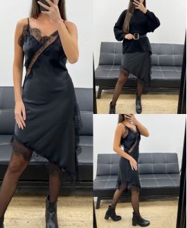 ASYMMETRISCHES KLEID AUS SPITZENSATIN MIT SCHLITZ AH250685 SCHWARZ