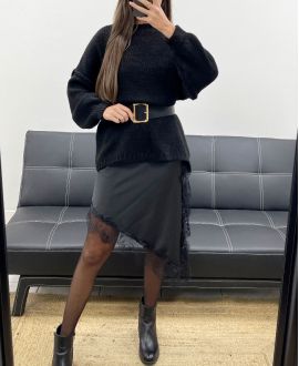 ASYMMETRISCHES KLEID AUS SPITZENSATIN MIT SCHLITZ AH250685 SCHWARZ