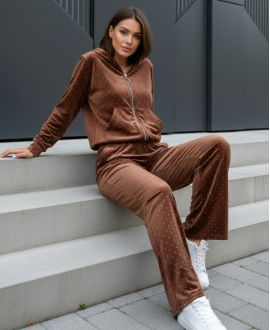 CONJUNTO CHALECO CON CAPUCHA + PANTALÓN DE 2 BOLSILLOS CON TERCIOPELO CON TACHUELAS DE CHOCOLATE AH36382