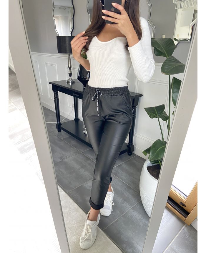 PANTALONES JOGGER DE CUERO DE LA PU 4016 NEGRO -  www.grossiste-pret-a-porter.com