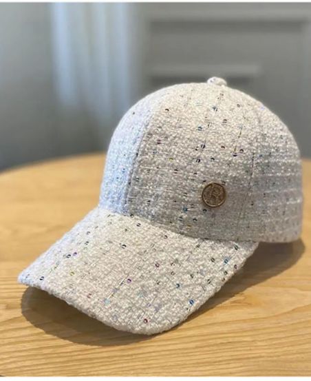 Biała czapka z cekinami 1169